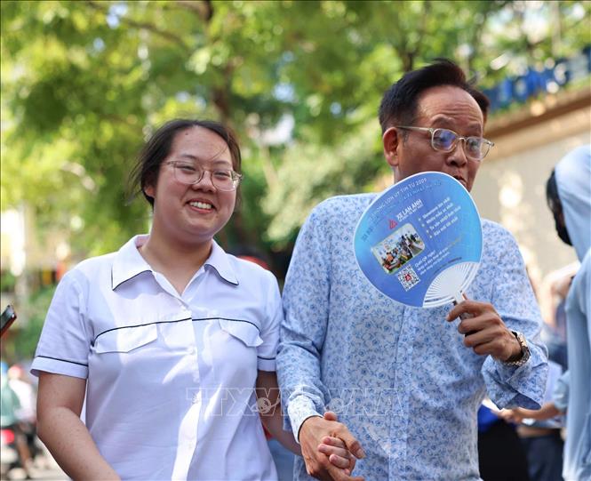 Phụ huynh đón thí sinh sau khi hoàn thành môn thi Ngoại ngữ tại điểm thi Trường THCS Lê Ngọc Hân. Ảnh: Thanh Tùng - TTXVN
